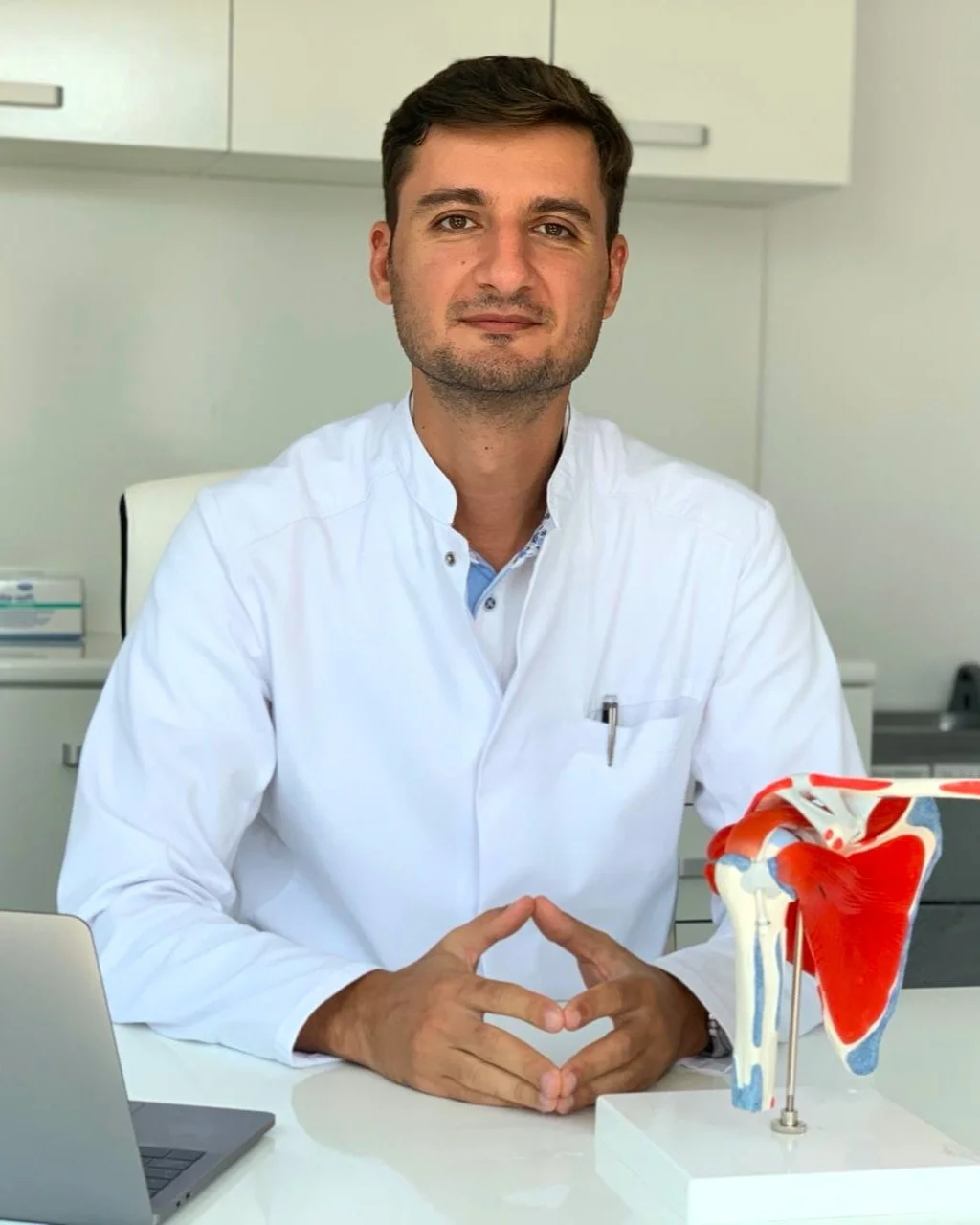 doctor andrei ion popescu explicand concepte de chirurgia umarului
